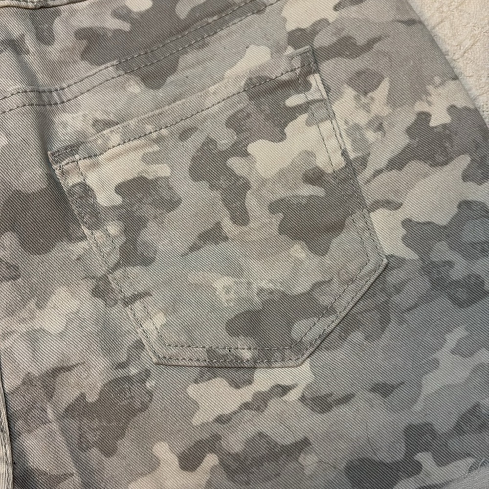 Time And Tru Camouflage Women's Shorts Relaxed Fit Mid Rise | Size 10 - Picture 13 of 13
